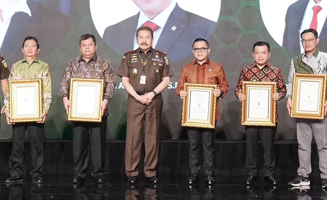 al haris terima penghargaan r soeprapto award 2024 dari jaksa agung