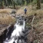 Warga mengambil sample air di sungai Tantang