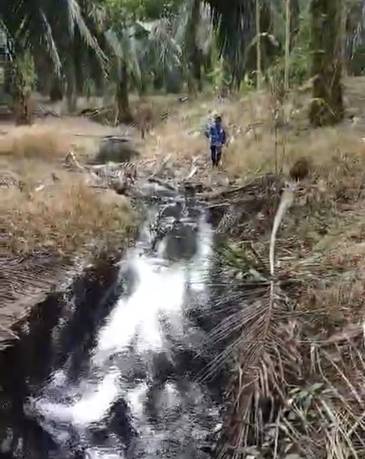 Warga mengambil sample air di sungai Tantang