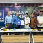 Ketum PAN Zulkifli Hasan menyerahkan rekomendasi dukungan kepada H Aspan