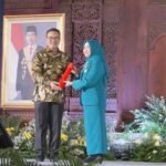 hesti haris terima penghargaan manggala karya kencana