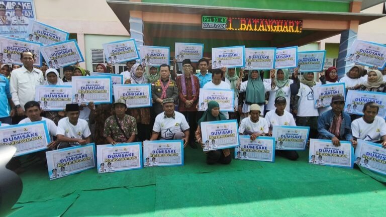 al haris serahkan bantuan dumisake bernilai miliaran rupiah untuk warga batanghari