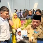 Gubernur Jambi Al Haris menyerahkan bantuan Dumisake Pendidikan kepada siswa tak mampu