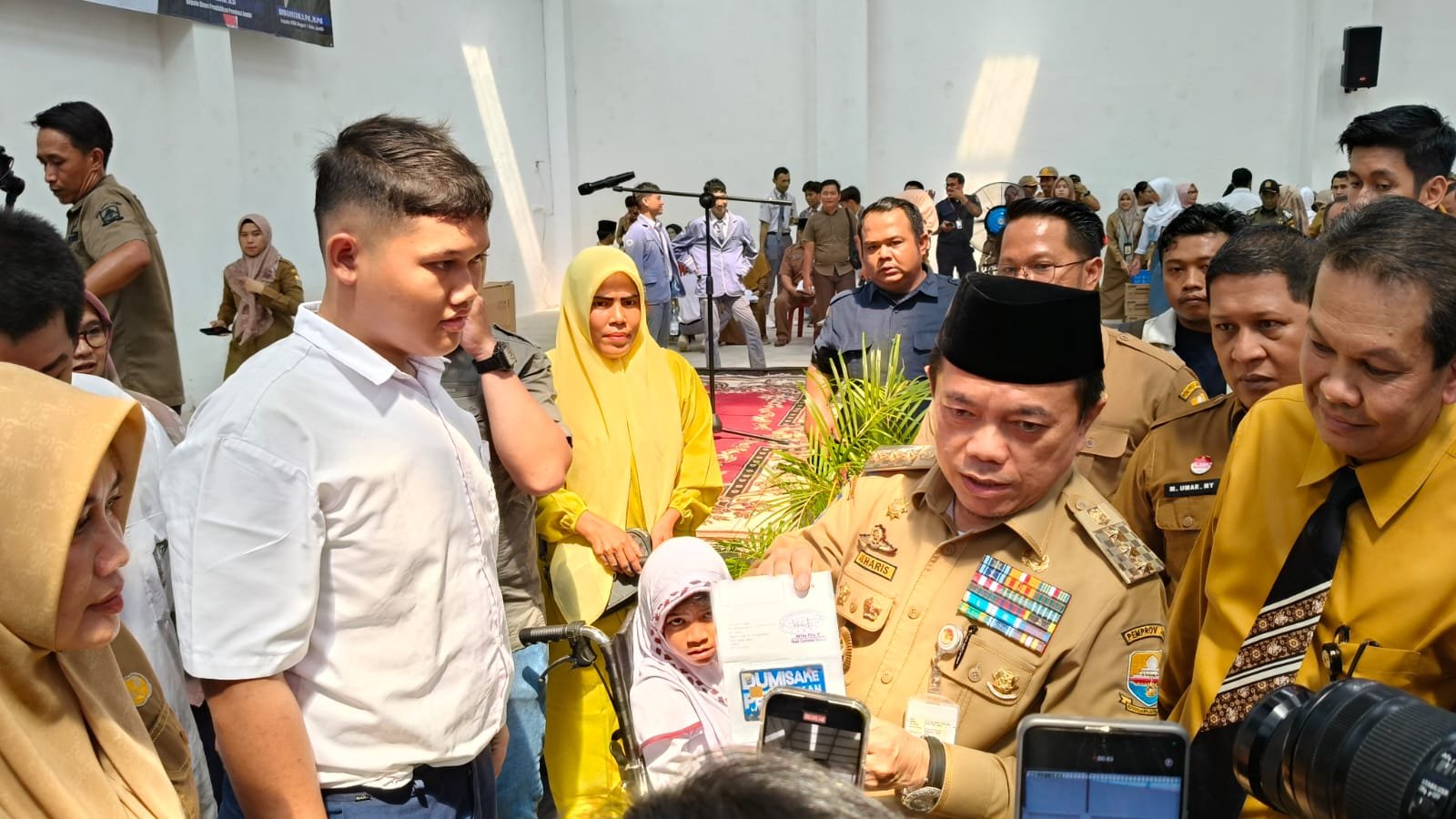 Gubernur Jambi Al Haris menyerahkan bantuan Dumisake Pendidikan kepada siswa tak mampu