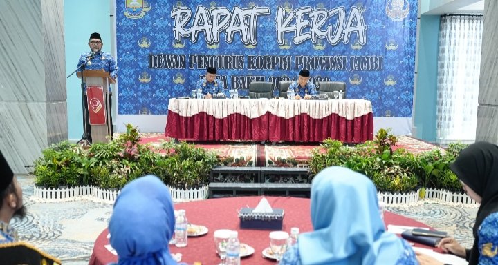 Pjs Gubernur Jambi Sudirman saat membuka rapat kerja dewan pengurus Korpri