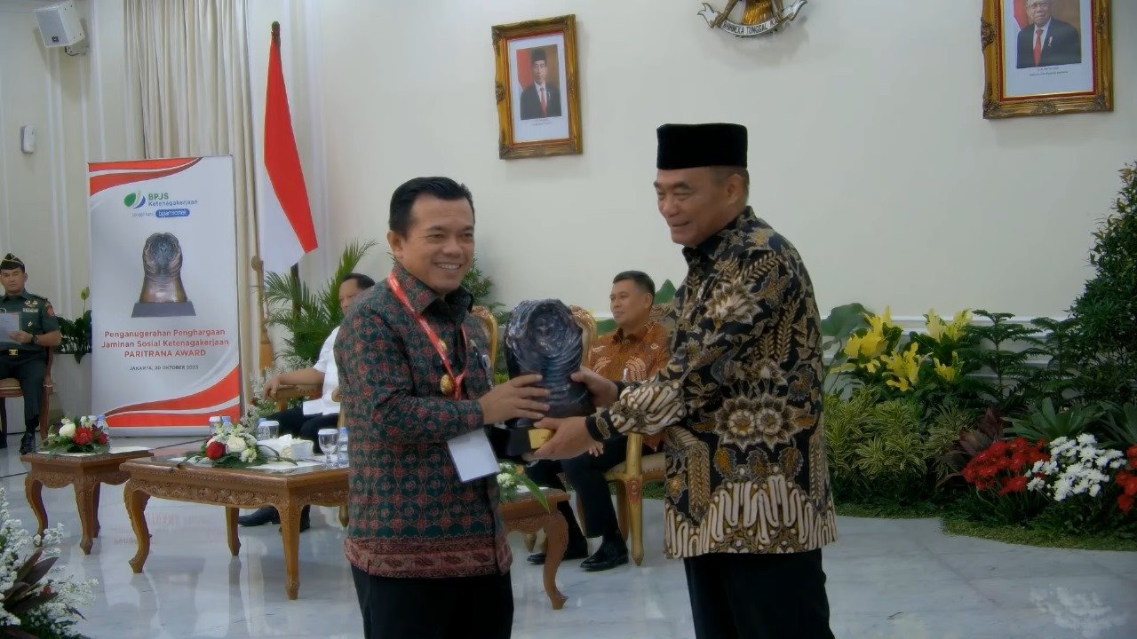 Al Haris saat menerima penghargaan Paritrana Award karena berjasa mendukung pelaksanaan jaminan sosial ketenagakerjaan yang diselenggarakan BPJS Ketenagakerjaan