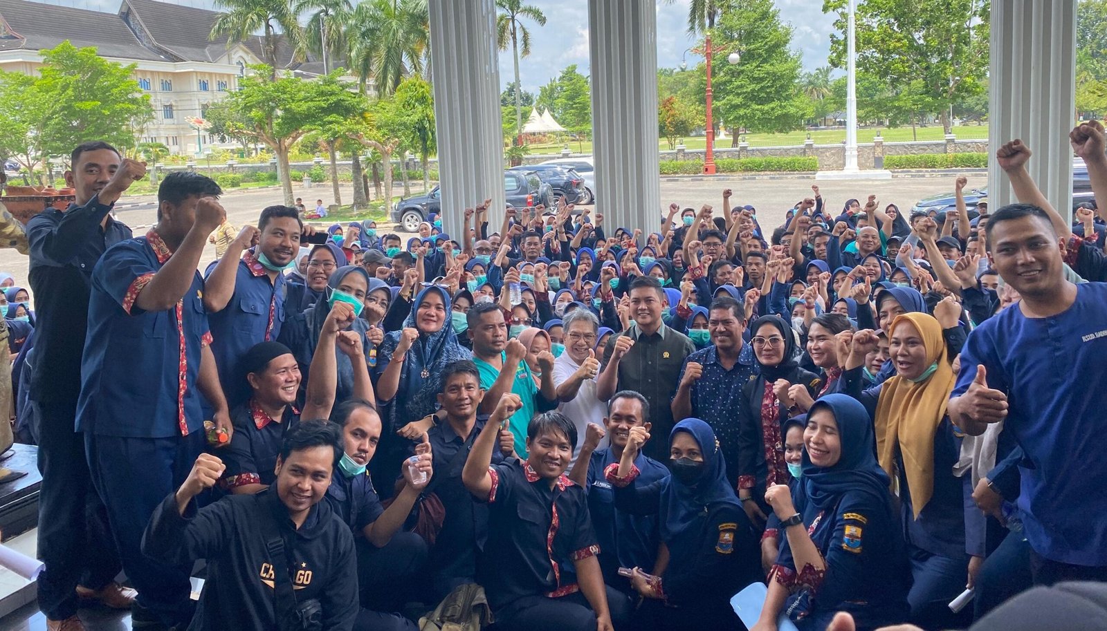 Ketua DPRD Provinsi Jambi M Hafiz Fattah bersama ratusan Nakes RSUD Raden Mattaher