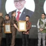 Al Haris saat menerima R. Soeprapto Award dari Jaksa Agung RI ST. Burhanuddin