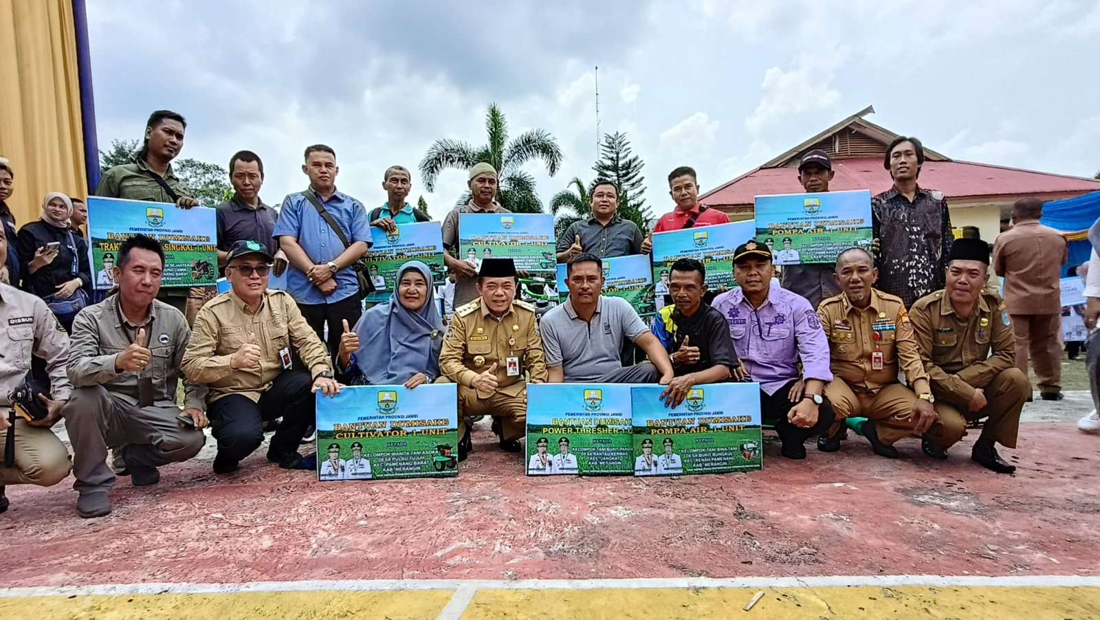 Penyerahan bantuan program Dumisake sektor pertanian dari Gubernur Jambi Al Haris