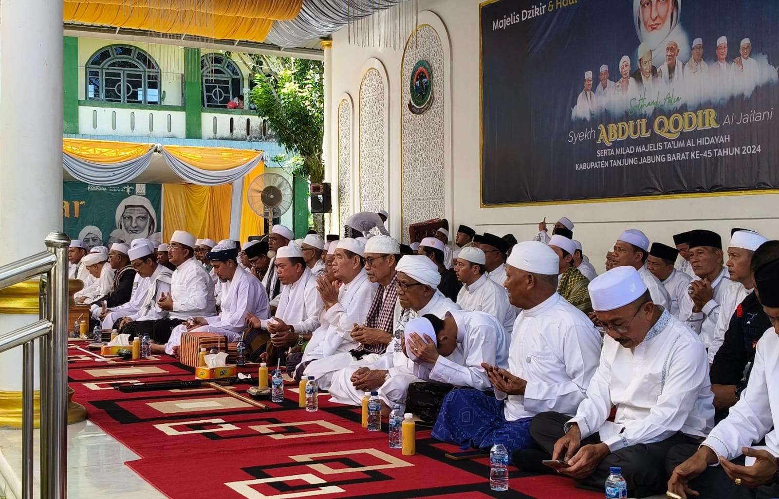 Calon Gubernur Jambi nomor urut 2 Al Haris saat menghadiri acara Haul akbar Sulthanul Aulia Syekh Abdul Qadir Al Jailani