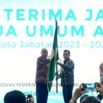 Penyerahan bendera APPSI kepada Gubernur Jambi Al Haris disaksikan Menteri Dalam Negeri Tito Karnavian