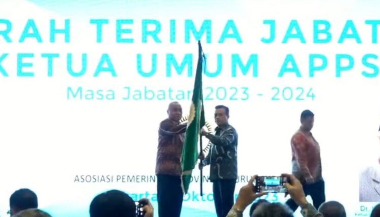 Penyerahan bendera APPSI kepada Gubernur Jambi Al Haris disaksikan Menteri Dalam Negeri Tito Karnavian