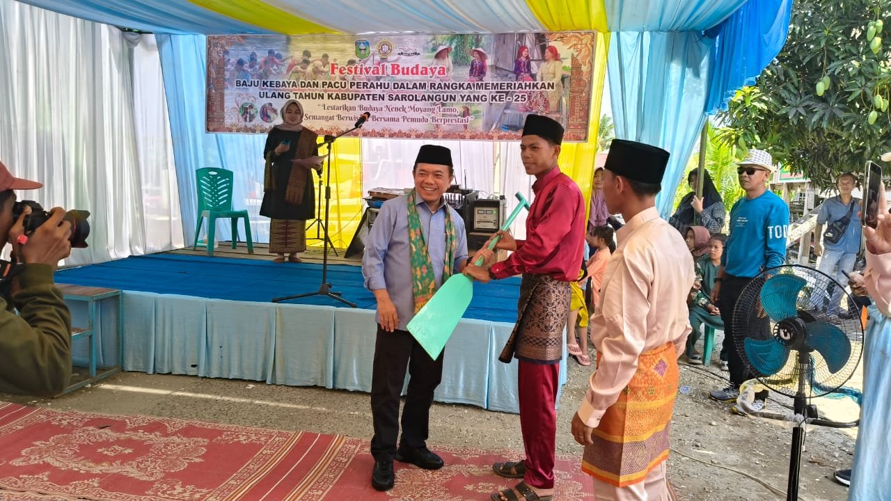 Al Haris saat menghadiri Festival Budaya Baju Kebaya dan Pacu Perahu Dusun Sarolangun