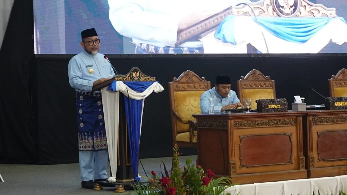 Pjs Gubernur Jambi, Sudirman saat menghadiri rapat paripurna DPRD Tanjung Jabung Timur dalam rangka HUT ke-25 Kabupaten Tanjung Jabung Timur