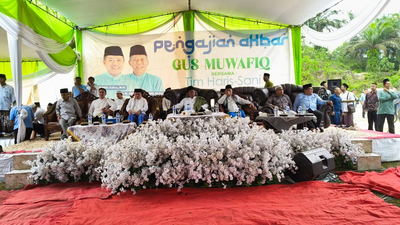 Al Haris - Abdullah Sani didampingi Zumi Zola menghadiri pengajian akbar bersama Gus Muwafiq di Sungai Bahar, Muaro Jambi