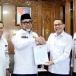 Pjs Gubernur Jambi Sudirman menerima piagam penghargaan dari BPS atas pencapaian Nilai Indeks Pembangunan Statistik