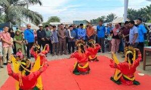 Calon gubernur nomor urut 2 Al Haris disambut tari persembahan saat tiba di Batang Asam Tanjab Barat