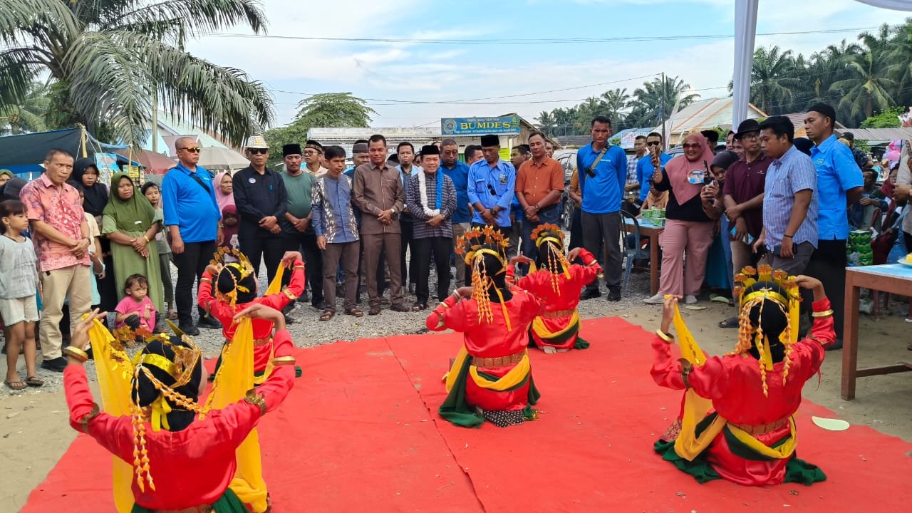 Calon gubernur nomor urut 2 Al Haris disambut tari persembahan saat tiba di Batang Asam Tanjab Barat