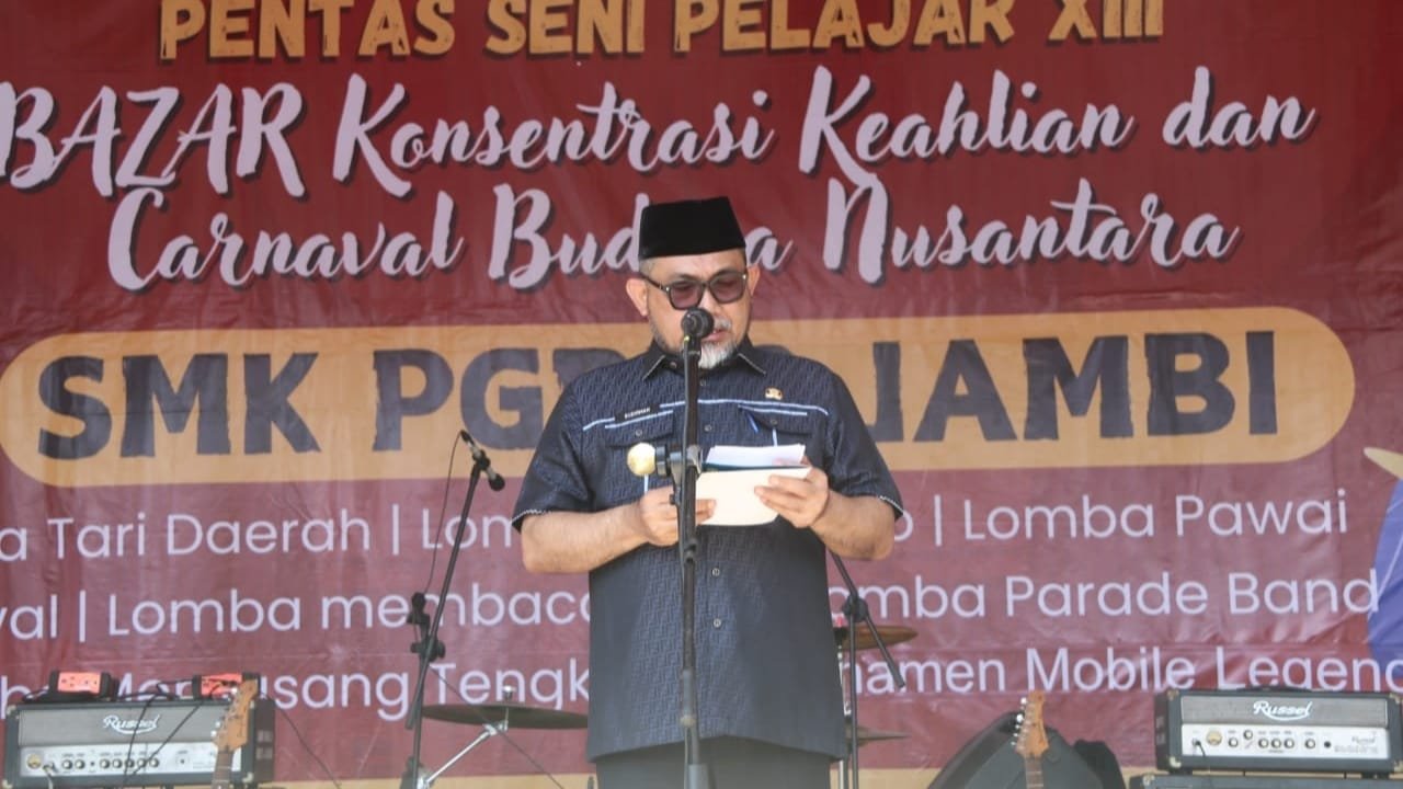 Pjs Gubernur Jambi Sudirman saat menghadiri Pentas Seni Pelajar SMK PGRI 2 Kota Jambi