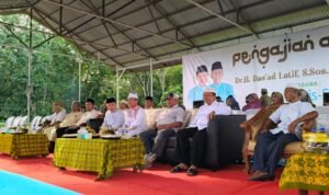 Calon Gubernur Jambi nomor urut 2 Al Haris bersama Ustadz Das'ad Latif dalam tabligh akbar di Sebapo, Kecamatan Mestong