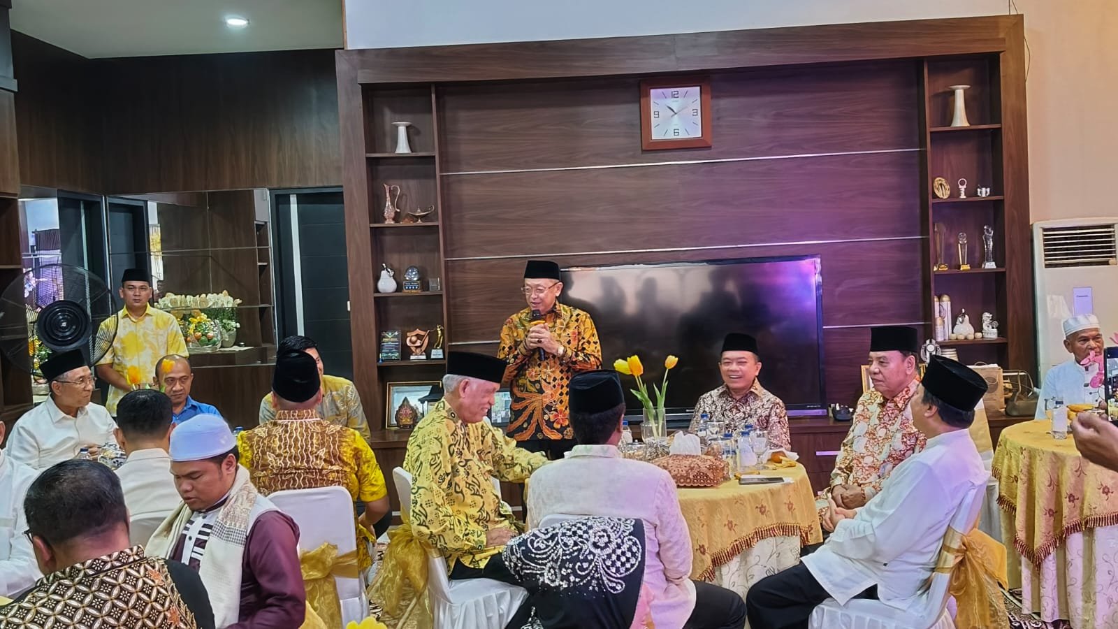 Calon Gubernur Jambi nomor urut 2 Al Haris saat menghadiri tasyakuran pelantikan anggota DPR RI Cek Endra