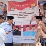 Mantan Camat Telanaipura, Alexander melakukan simulasi pencoblosan disaksikan calon Gubernur Jambi nomor urut 2, Al Haris