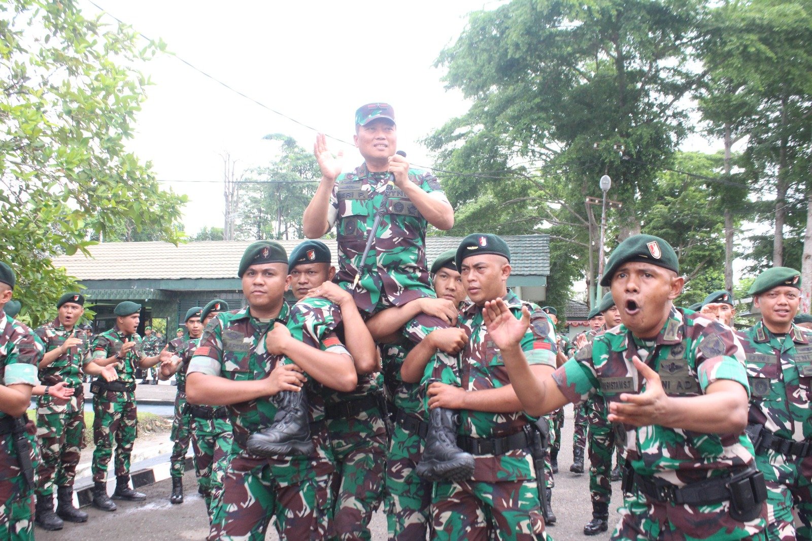 Danrem 042/Gapu Brigjen TNI Heri Purwanto usai memberikan pengarahan kepada prajurit Batalyon Infanteri 142/KJ