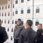 Pjs Gubernur Jambi, Sudirman saat meninjau logistik Pilkada di KPU Muaro Jambi