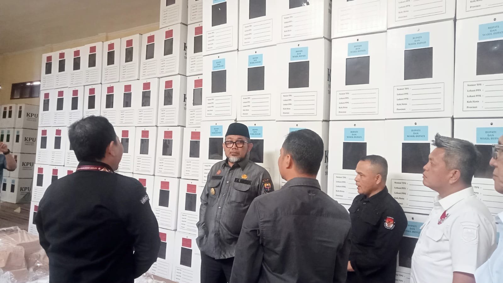 Pjs Gubernur Jambi, Sudirman saat meninjau logistik Pilkada di KPU Muaro Jambi