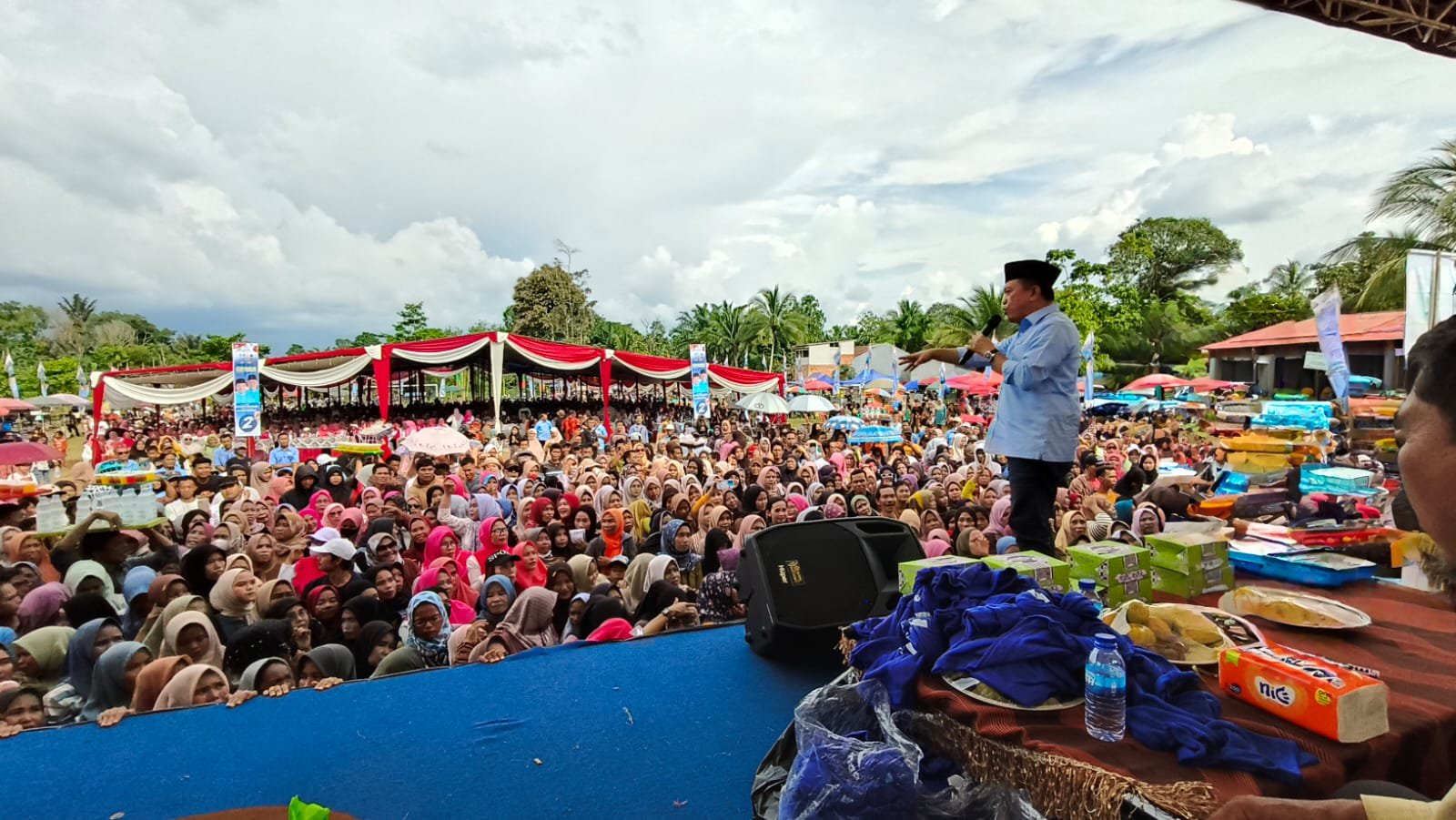 Ribuan warga meramaikan silaturahmi calon Gubernur Jambi nomor urut 2 Al Haris di Kumpeh Ulu, Muaro Jambi