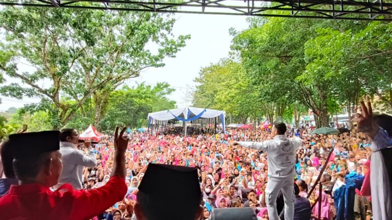 Calon Gubernur Jambi nomor urut 2 Al Haris silaturahmi dengan ribuan simpatisan di depan Kantor Bupati Merangin