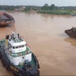 Tongkang batubara yang menanbrak tiang penyangga jembatan Aur Duri I