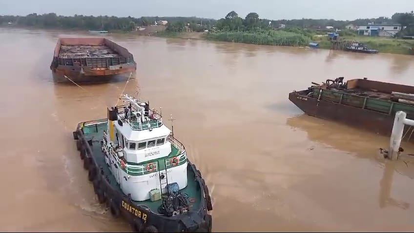 Tongkang batubara yang menanbrak tiang penyangga jembatan Aur Duri I