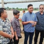 Ketua DPRD Provinsi Jambi usai meninjau jembatan Aurduri 1 yang ditabrak tongkang batubara