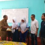 Kepala Dinas Pendidikan dan Kebudayaan Muaro Jambi, Firdaus menyerahkan sertifikat kepada peserta seminar