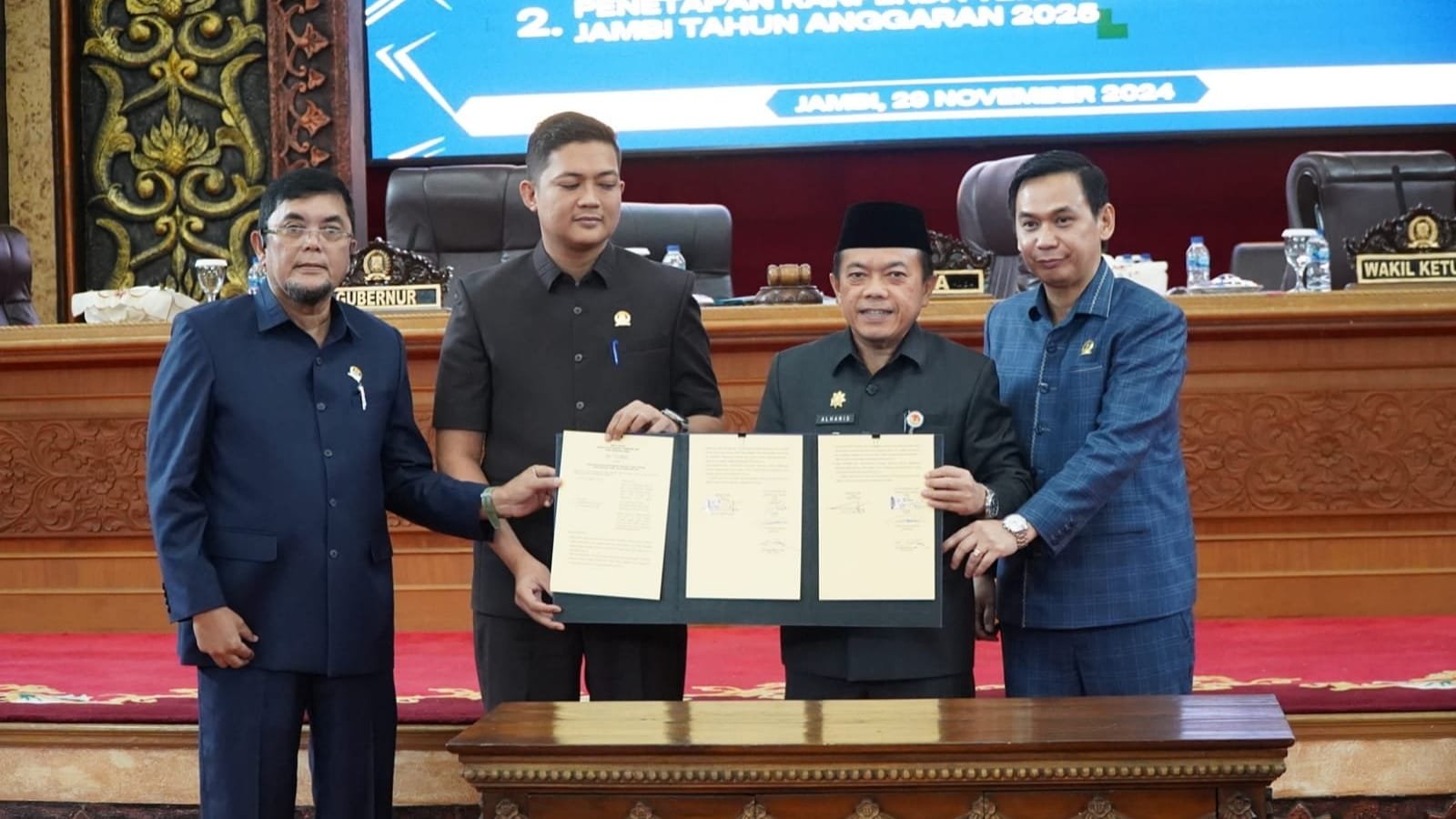 Pimpinan DPRD bersama Gubernur Jambi usai paripurna penetapan APBD tahun 2025