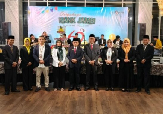 Gubernur Jambi Al Haris foto bersama direksi, komisaris dan pegawai Bank Jambi