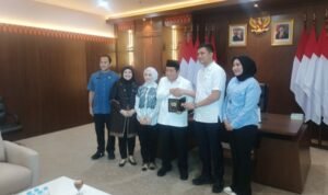 Penyerahan cinderamata dari Ketua DPRD Provinsi Jambi M. Hafiz kepada Ketua DPRD DKI Jakarta