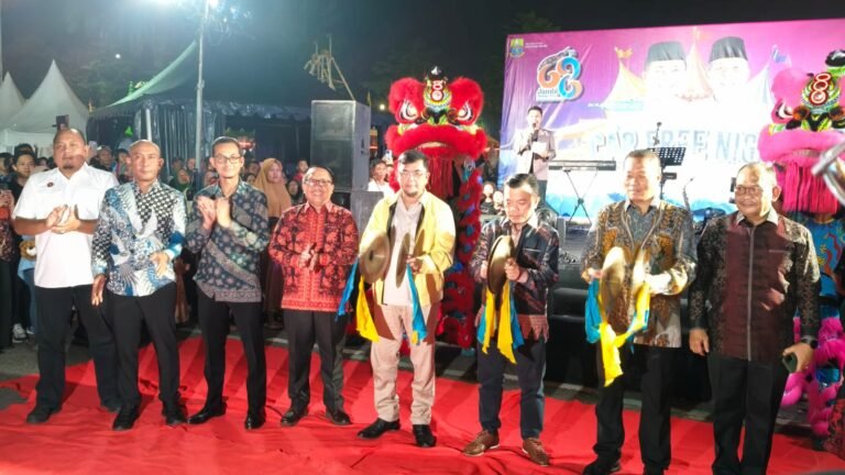 Gubernur Jambi Al Haris saat membuka Car Free Night dalam rangka HUT ke-68 Provinsi Jambi 2025