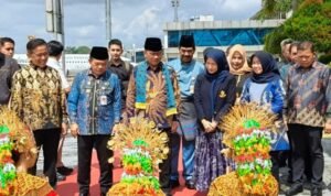 Gubernur Jambi Al Haris menyambut kedatangan Mendes dan PDT Yandri Susanto di Bandara Sultan Thaha Jambi