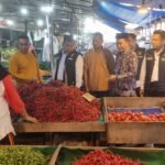 Tim Satgas Pangan Polda Jambi saat memantau harga dan stok cabai pasca libur Nataru di pasar tradisional Angso Duo