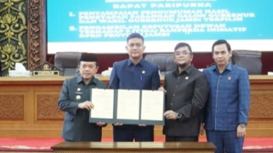 Pimpinan DPRD Provinsi Jambi bersama Gubernur Jambi Al Haris usai penandatangan kesepakatan Ranperda menjadi Perda