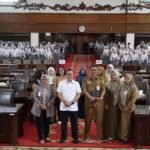 Foto bersama Sekretaris Komisi lll DPRD Provinsi Jambi, Ahmad Fauzi dengan siswa SMA Negeri 4 Kota Jambi