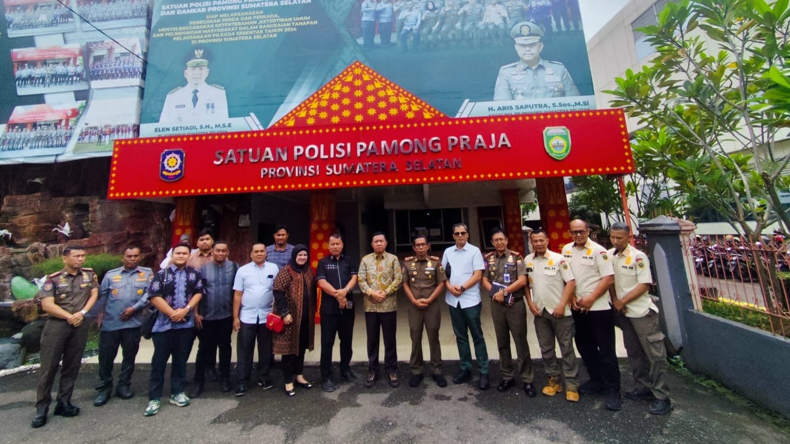 Foto bersama di kantor Satpol PP Provinsi Sumsel