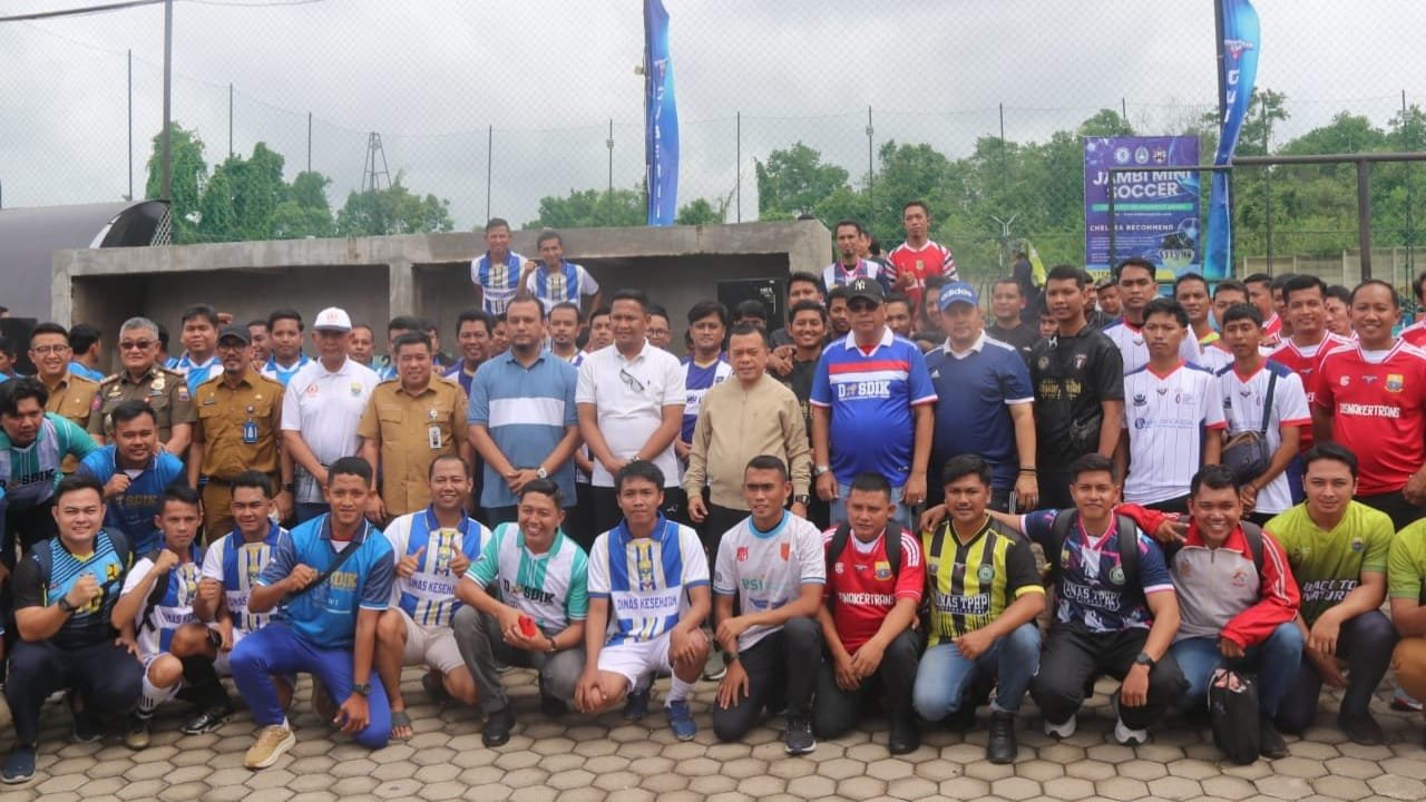 Gubernur Jambi Al Haris foto bersama peserta turnamen mini soccer