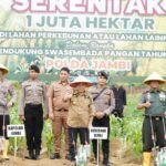 Gubernur Jambi Al Haris bersama Kapolda Irjen Rusdi Hartono, Danrem 042/Gapu Brigjen Heri Purwanto saat menanam jagung sebagai uapaya memperkuat ketahanan pangan