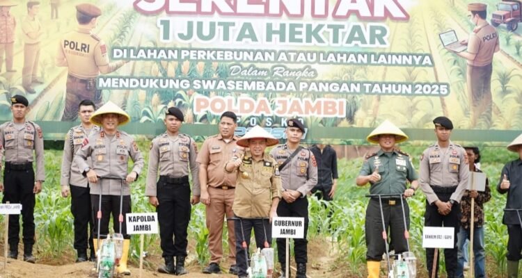 Gubernur Jambi Al Haris bersama Kapolda Irjen Rusdi Hartono, Danrem 042/Gapu Brigjen Heri Purwanto saat menanam jagung sebagai uapaya memperkuat ketahanan pangan