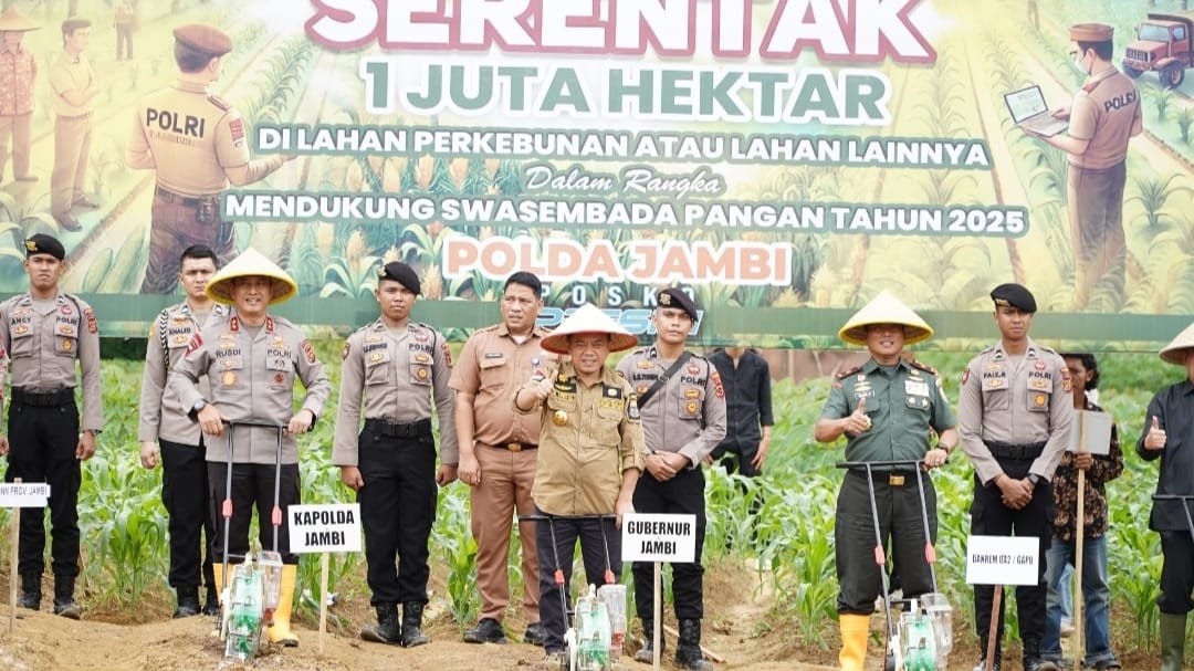 Gubernur Jambi Al Haris bersama Kapolda Irjen Rusdi Hartono, Danrem 042/Gapu Brigjen Heri Purwanto saat menanam jagung sebagai uapaya memperkuat ketahanan pangan