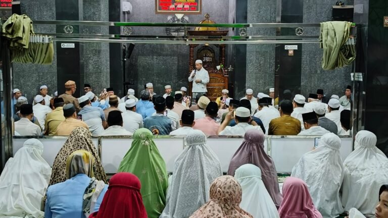 Gubernur Jambi Al Haris bersama jamaah Masjid Fastabiqul Khoirot, Pematang Sulur, Kota Jambi