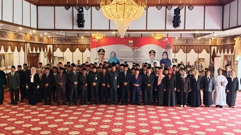 Foto bersama Gubernur Jambi dan puluhan kepala sekolah